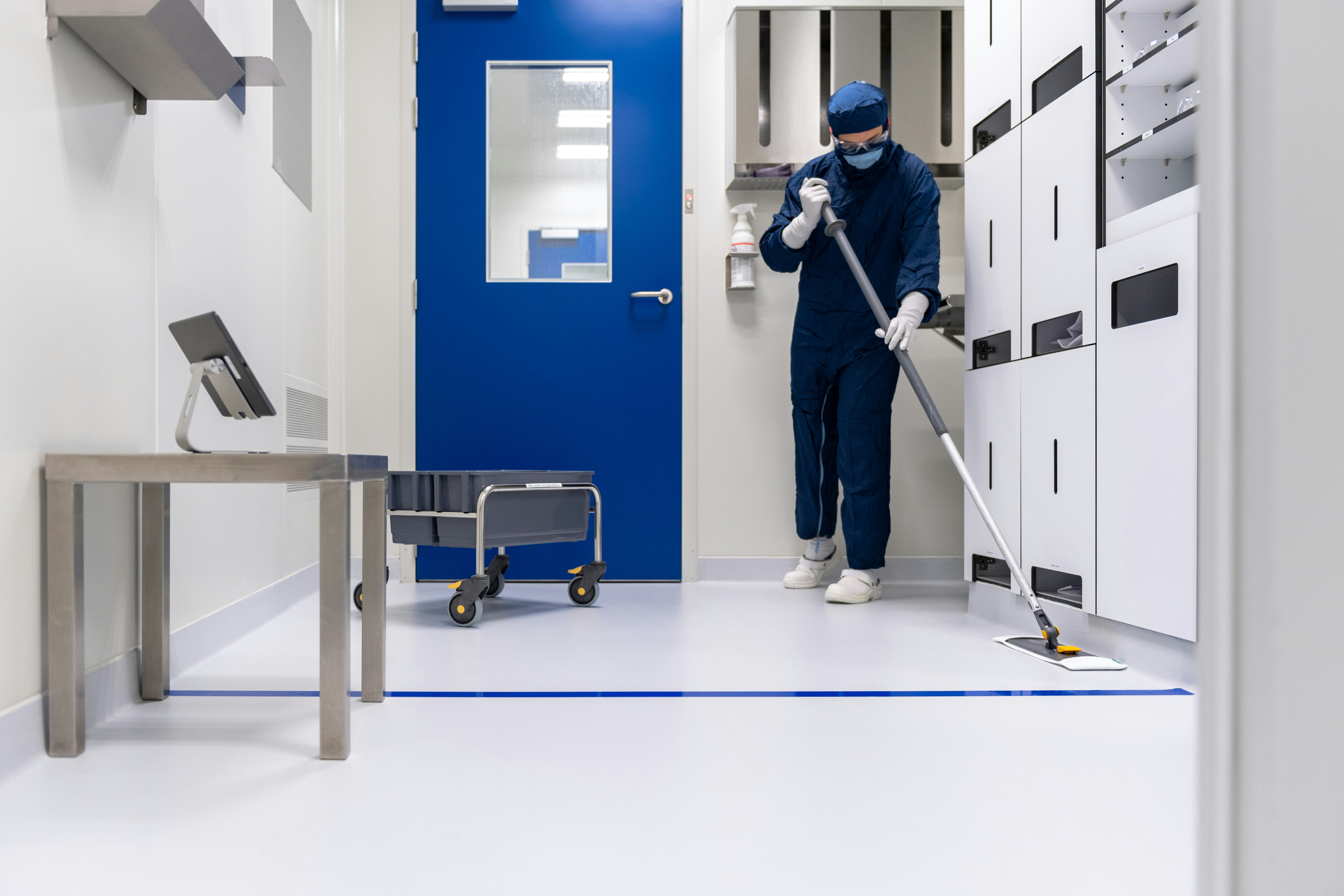Deep cleaning service team at work
